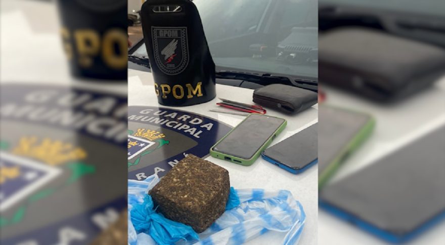 Com drogas, dois homens são detidos pelo GPOM