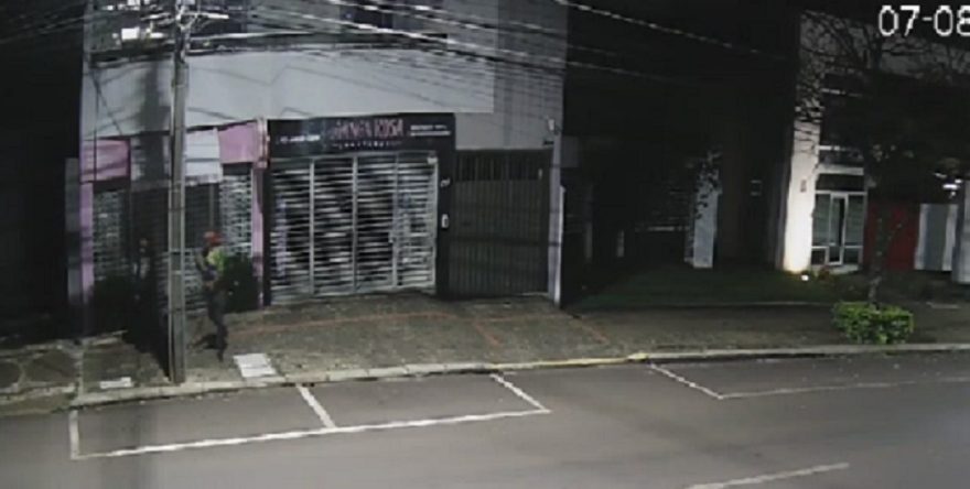 Indivíduos são flagrados furtando fios na Rua Vicente Machado