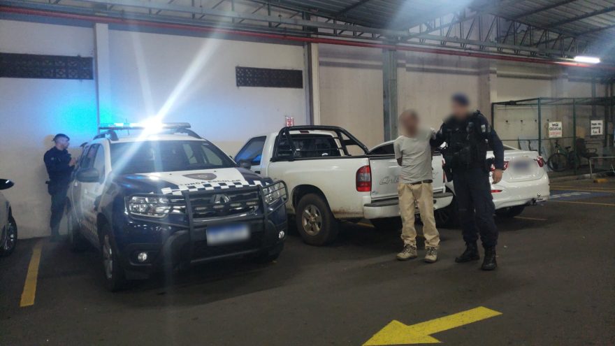 Homem é detido por furto de chocolate e salame em supermercado no Neva