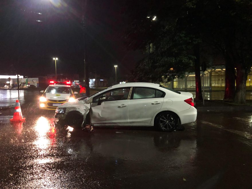 Acidente entre caminhonete e Honda Civic é registrado em Cascavel