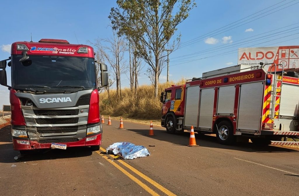 Batida entre moto e caminhão deixa motociclista morto em Maringá