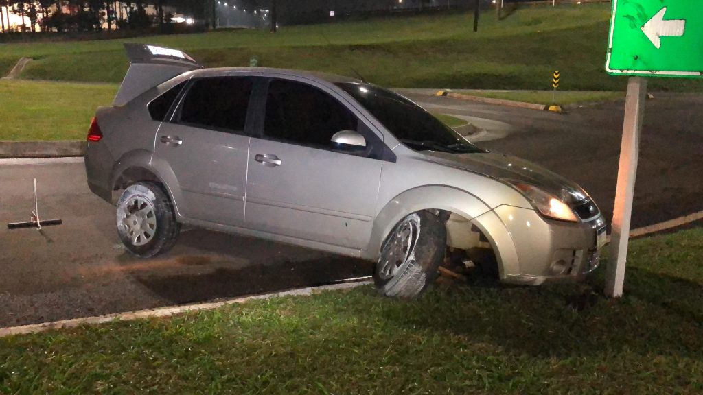 Perseguição em alta velocidade termina com detenção e acidente no Trevo do Guarujá