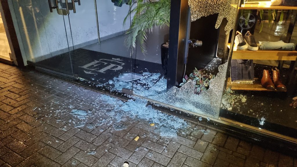 Loja de roupas no centro é alvo de criminosos durante a madrugada