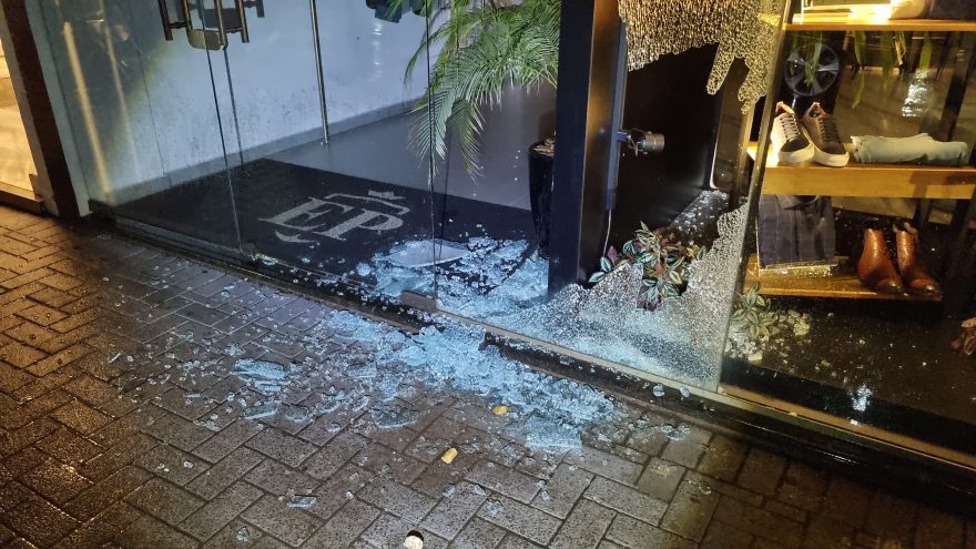 Loja de roupas no centro é alvo de criminosos durante a madrugada
