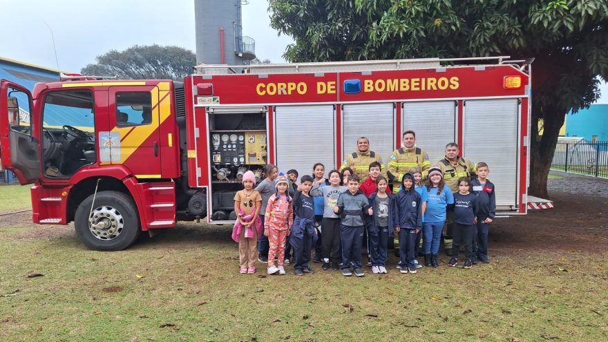 Alunos da Escola Artur Carlos Sartori participam de simulado de combate a incêndio