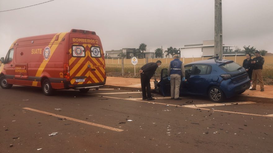 Pancada! Acidente entre Peugeot e caminhão deixa pai e filho feridos no Santo Inácio