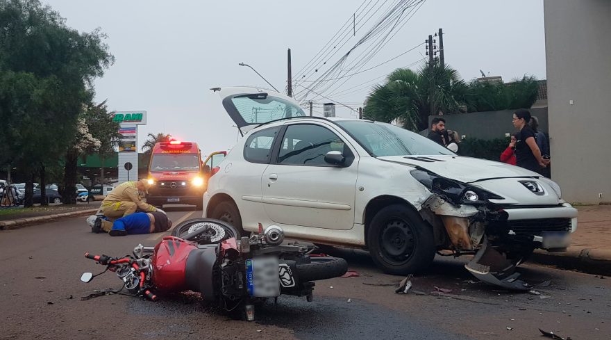 Motociclista sofre fraturas em grave acidente com Peugeot no bairro Parque Verde