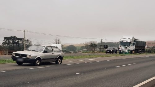 Imagem referente a Gol para na contramão após colisão com carreta na BR-277, em Cascavel