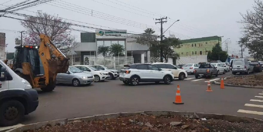 Obras deixam o trânsito lento na Rua Santa Catarina com Rua Barão do Cerro Azul