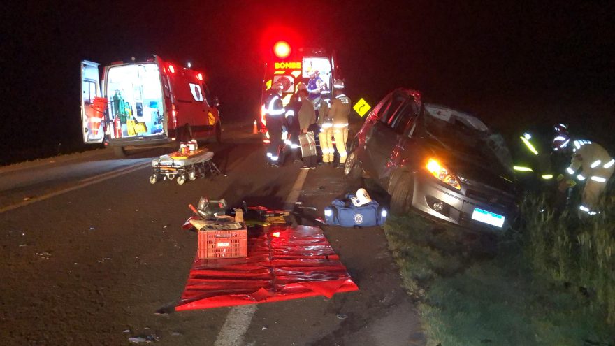 Batida frontal violenta na PR-486 entre Uno e Idea deixa três feridos