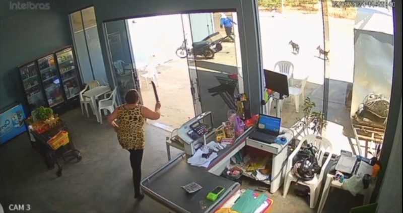 Essa é braba! Mulher reage a assalto e corre atrás de bandidos com facão