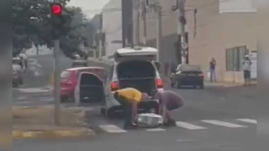 Querendo voltar? Caixão cai de carro de funerária e assusta pedestres