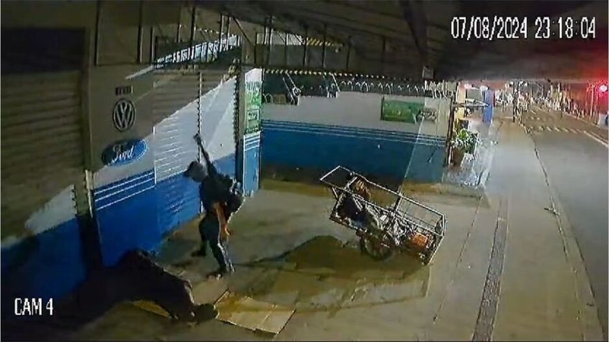 Câmeras registram agressão brutal a morador de rua