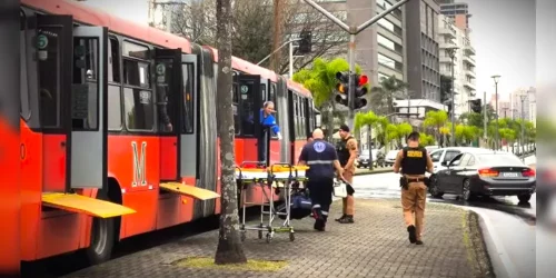 Jovem de 20 anos morre esfaqueado por bandido dentro de ônibus biarticulado em Curitiba