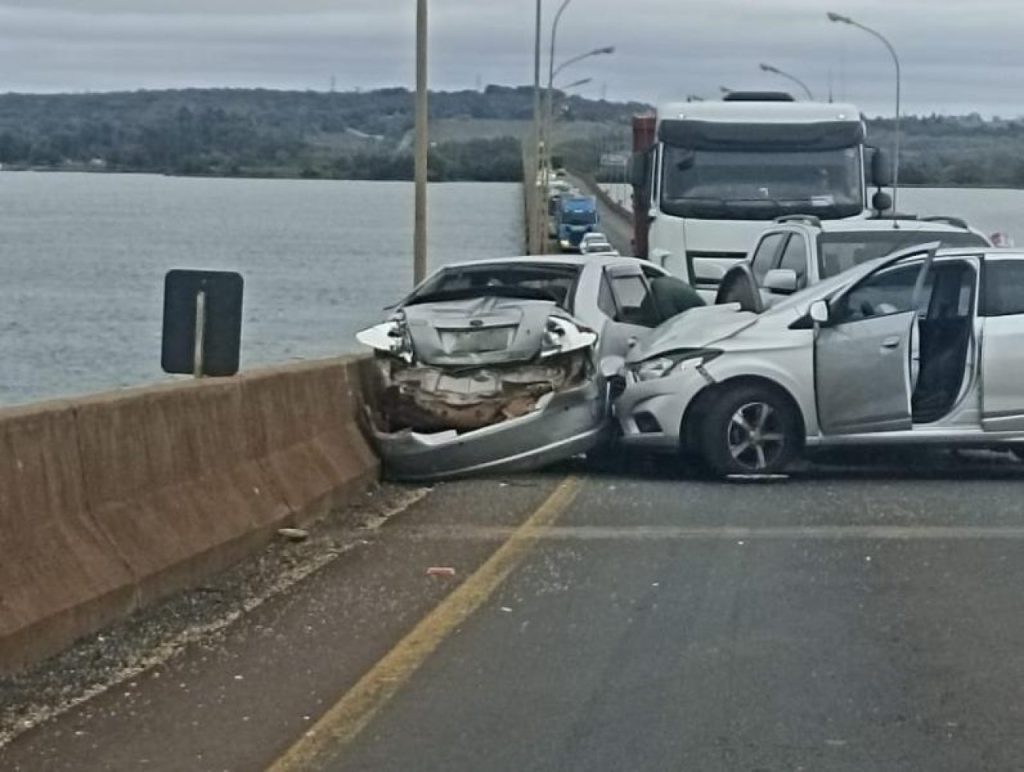Acidente envolvendo quatro veículos paralisa trânsito na Ponte Ayrton Senna