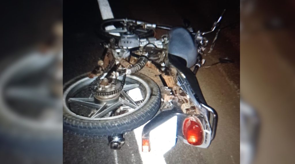 Colisão com caminhão na PR-486 deixa motociclista gravemente ferido