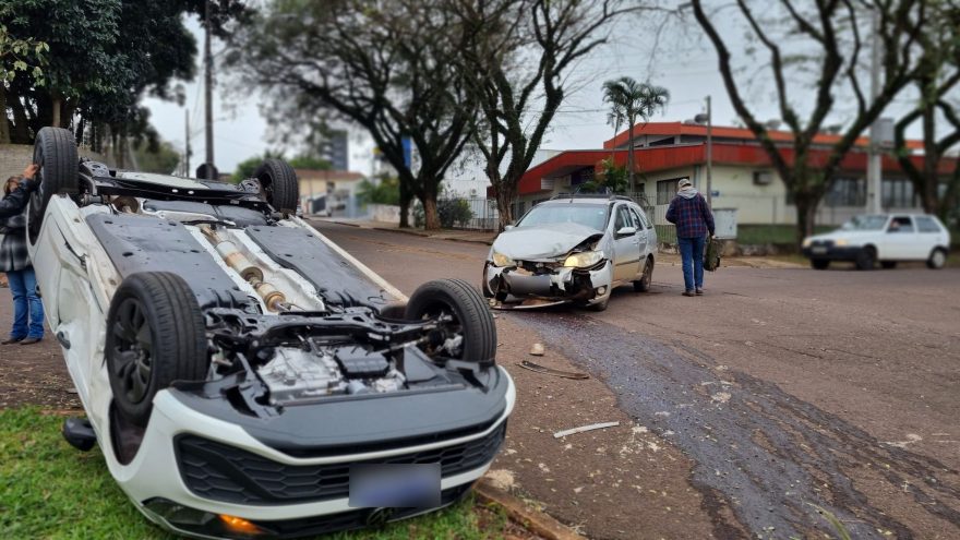 Polo capota após colisão com Palio no Parque São Paulo