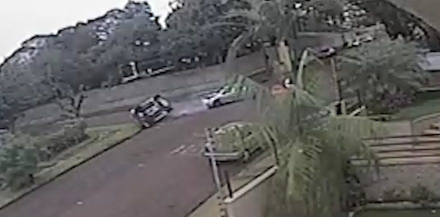 Câmera flagra acidente que terminou com Polo Track capotado no bairro Parque São Paulo