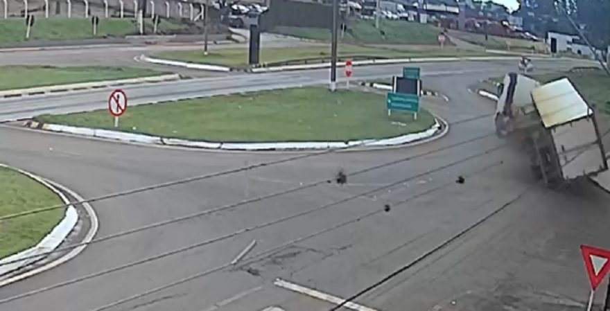 Câmera registra carreta tombando no Trevo da Portal