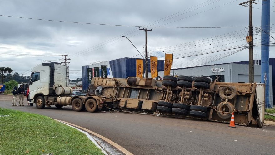 Carreta tomba no Trevo da Portal, em Cascavel