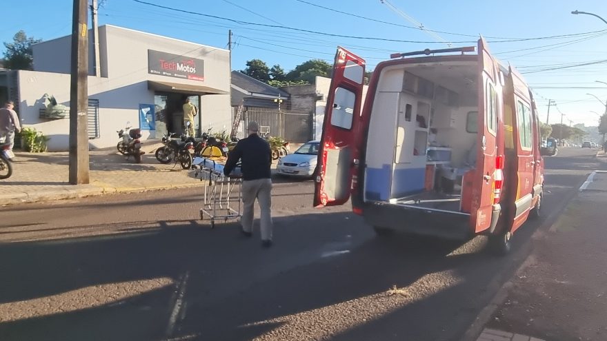 Condutora de moto fica ferida em acidente na Rua Maracaí