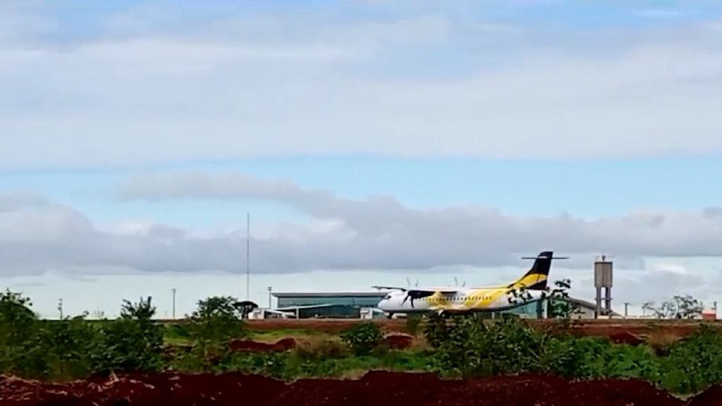 Imagens mostram pouso e decolagem de aeronave no aeroporto de Cascavel
