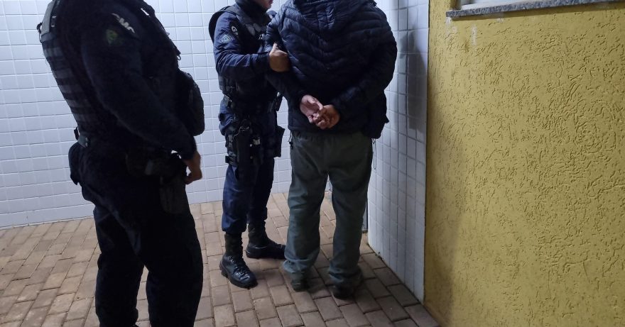 Homem é preso após descumprir medida protetiva e atacar ex com martelo no Belmonte