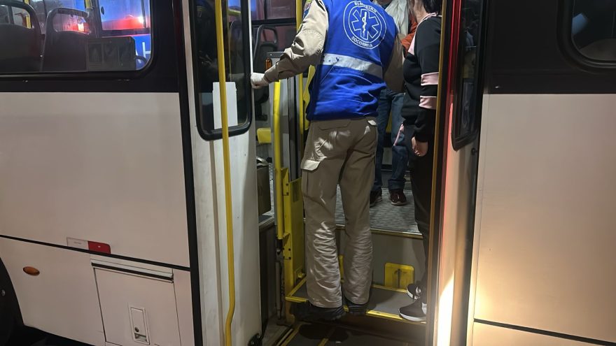Ciclista fica ferido em acidente com ônibus na Avenida Brasil