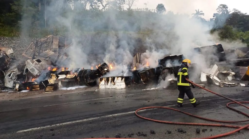Incêndio destrói veículos e deixa ao menos três mortos na BR-376 em Guaratuba