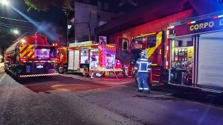 Bombeiros combatem incêndio em casa noturna na Rua Paraná