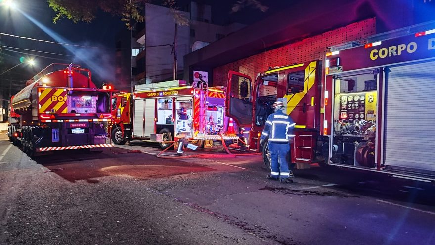 Bombeiros combatem incêndio em casa noturna na Rua Paraná