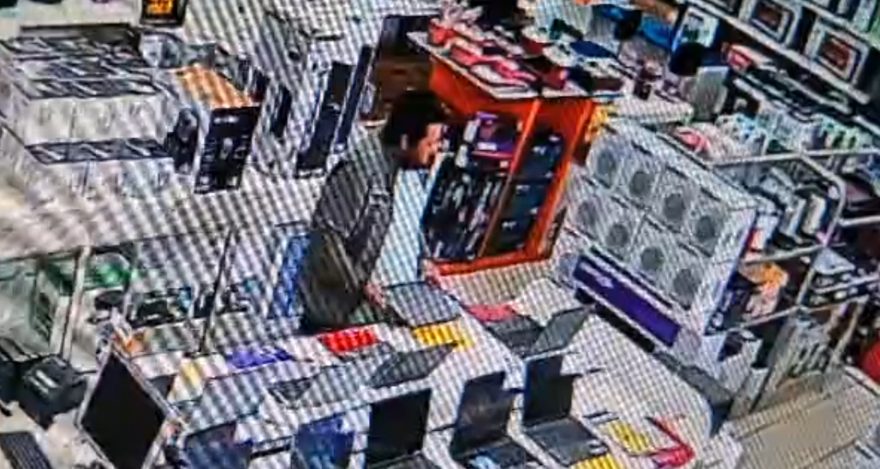 Câmera registra furto de notebook em loja de eletrodomésticos no Centro de Cascavel