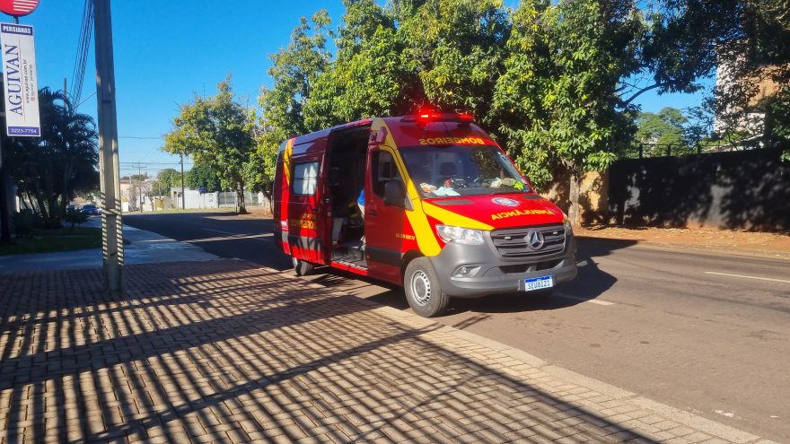 Motociclista bate contra placa de sinalização e fica ferido