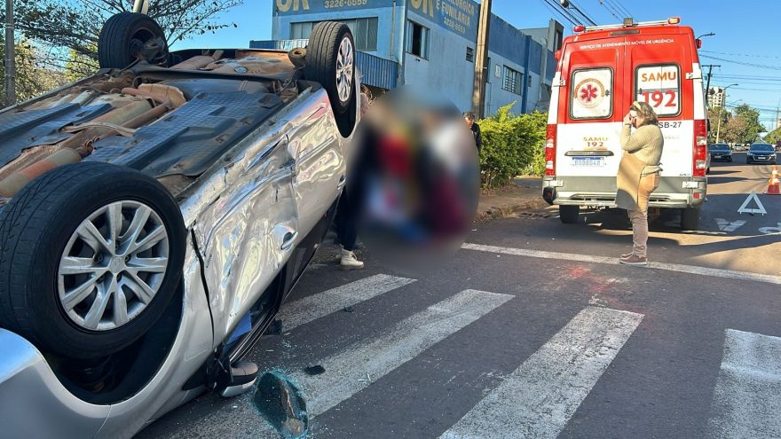 Carro capota em acidente na Rua Francisco Bartinik