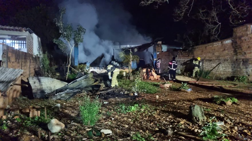 Casal de idosos tem residência destruída por incêndio misterioso