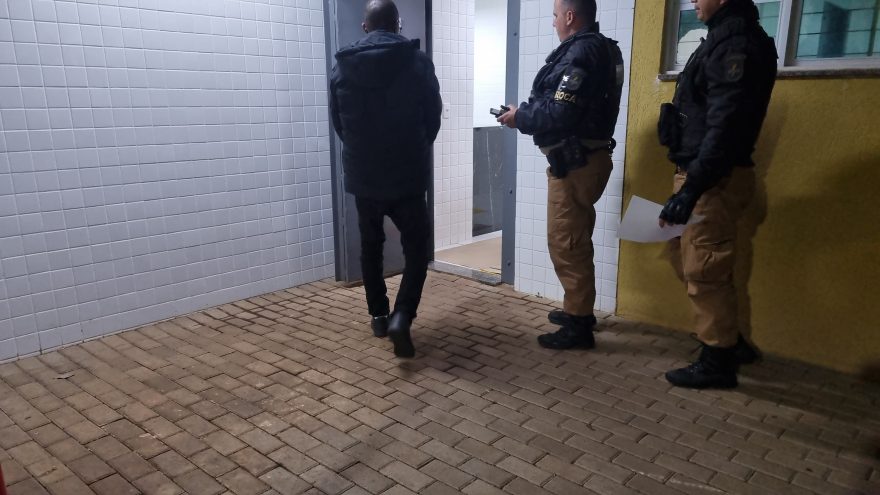 Homem é abordado pela ROCAM e acaba preso na Rua Visconde de Guarapuava