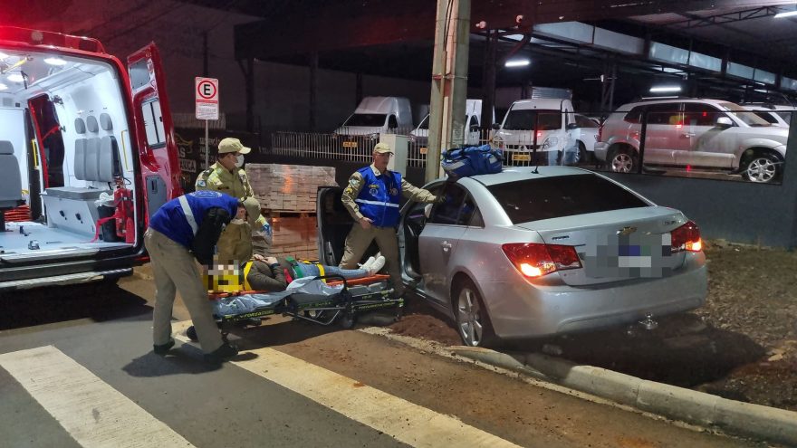 Motorista é socorrida pelo Siate após colidir Cruze contra poste elétrico