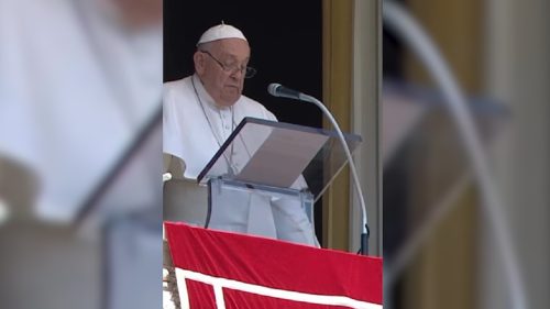 Papa Francisco reza pelas vítimas do acidente aéreo do voo 2283