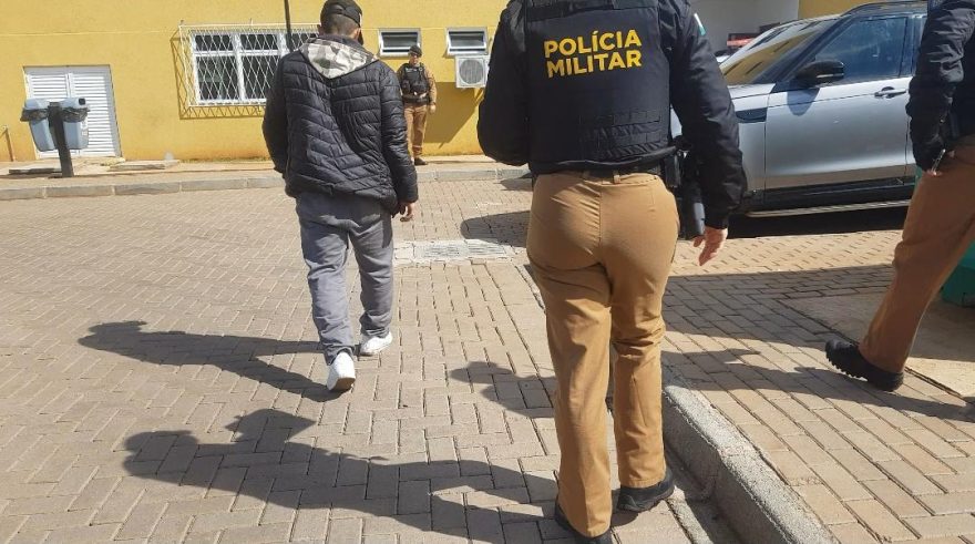 Embriagado, homem é detido após colidir contra trailer de lanches