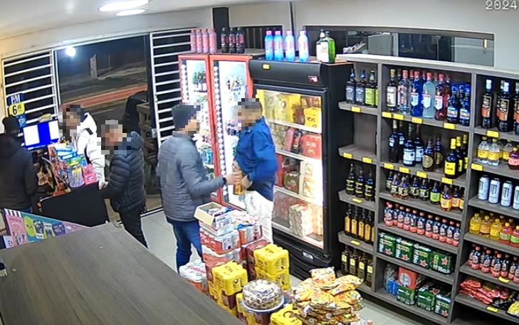 Whisky na cueca: homem é flagrado furtando bebida em distribuidora de Cascavel