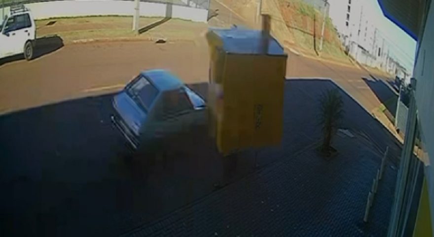 Condutor embriagado é flagrado colidindo contra trailer de lanches