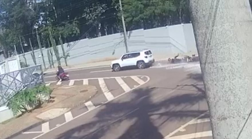 Câmera flagra batida entre Jeep Renegade e motocicleta no Centro
