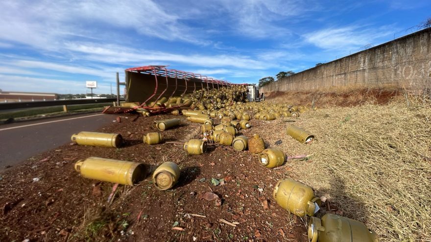 Carreta carregada com botijões de gás tomba na PRc-467, em Cascavel