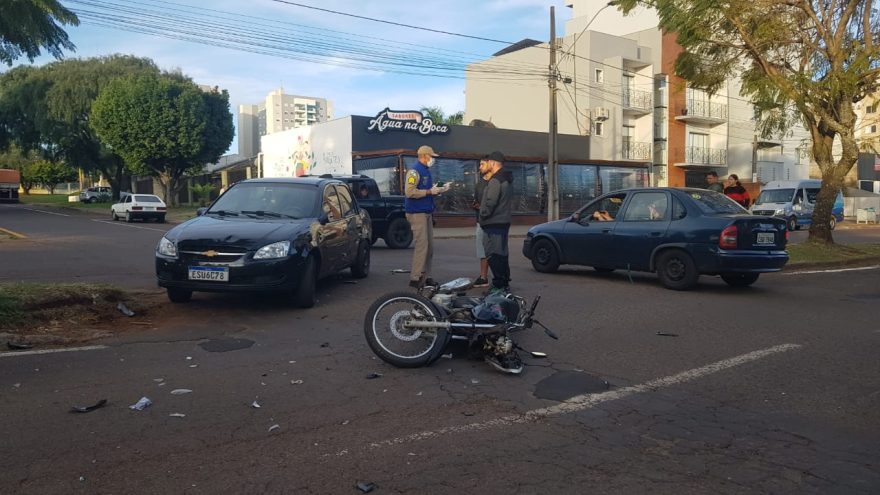 Motociclista fica ferido após colisão com Chevrolet Classic na rua Olindo Periolo