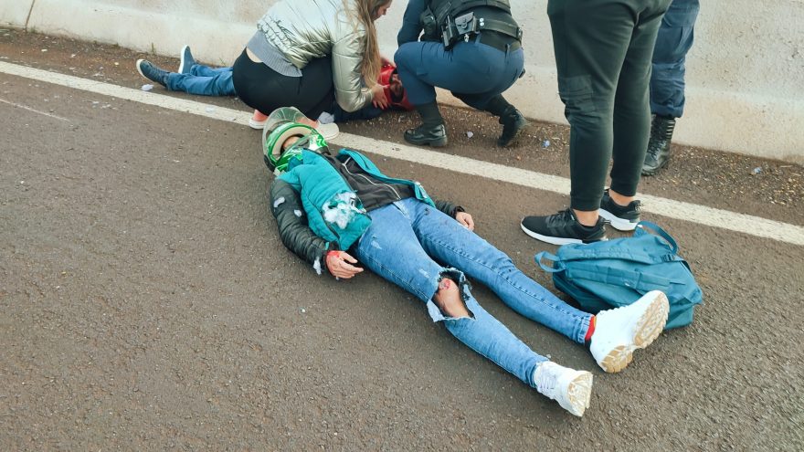 Motociclistas ficam feridos após pneu estourar na PRc-467, em Cascavel