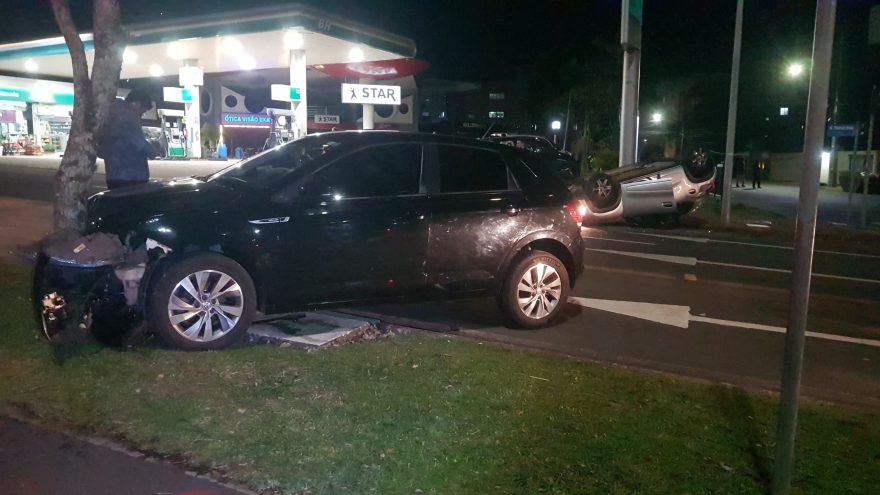 Kwid capota após colidir com Polo na Avenida Tancredo Neves