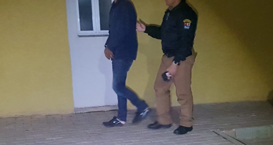 Homem bate na mulher, sai para beber e volta para casa quando é surpreendido pela PM