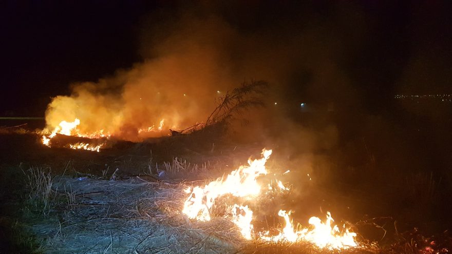 Incêndio toma conta de grande área na PR-486, em Cascavel