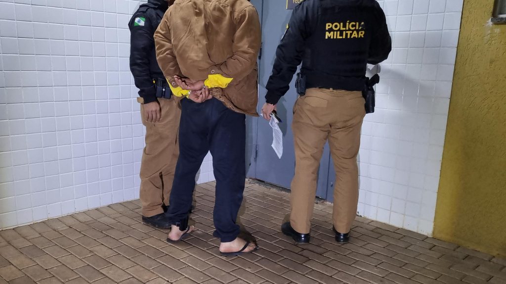 Homem é detido após ameaçar clientes de bar com facão