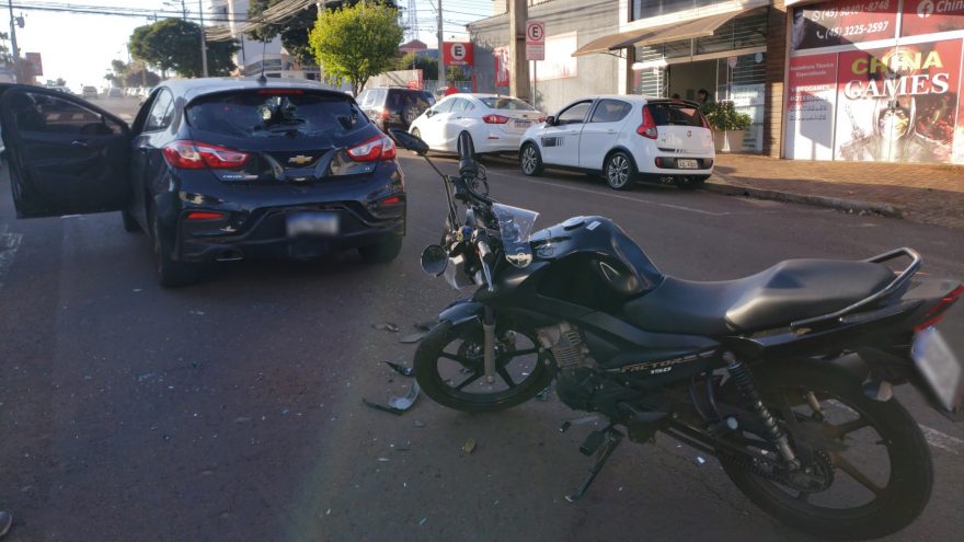 Capacete novo: Motociclista sai ileso após forte colisão no Centro